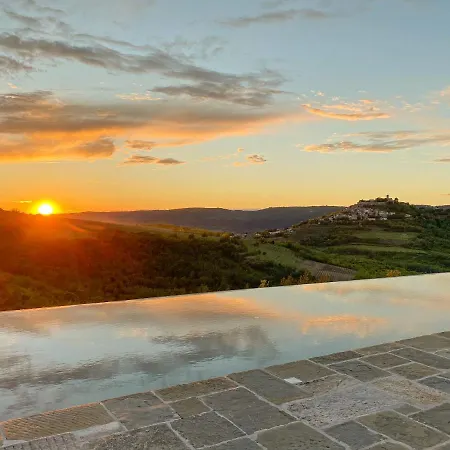 Villa Luxury Estate With 6 Hectares Land Near Hilltop Town Motovun *